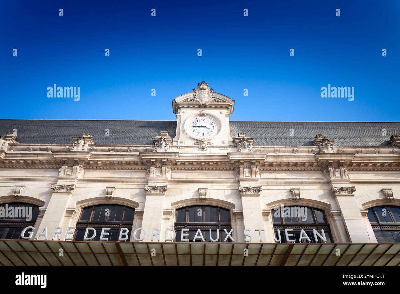 Hauptfassade des Bahnhofs Bordeaux Saint-Jean in Frankreich mit seiner historischen Architektur. Als zentraler Verkehrsknotenpunkt verbindet sich die Station Stockfoto