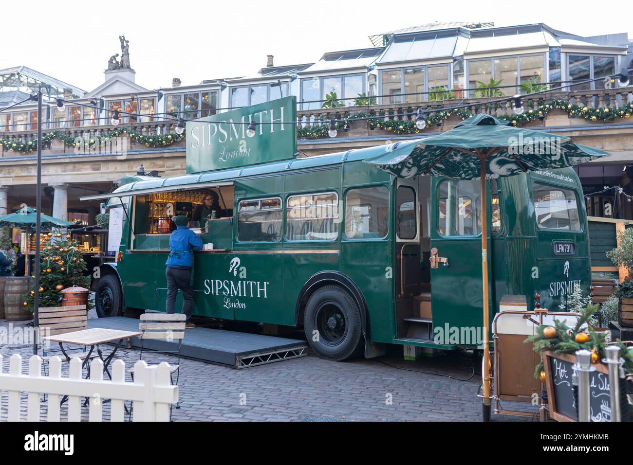 London, England - 19. November 2024. Der grüne Sipsmith-cafе-Bus am Covent Garden serviert warme Getränke. Weihnachtsmärkte. Stockfoto