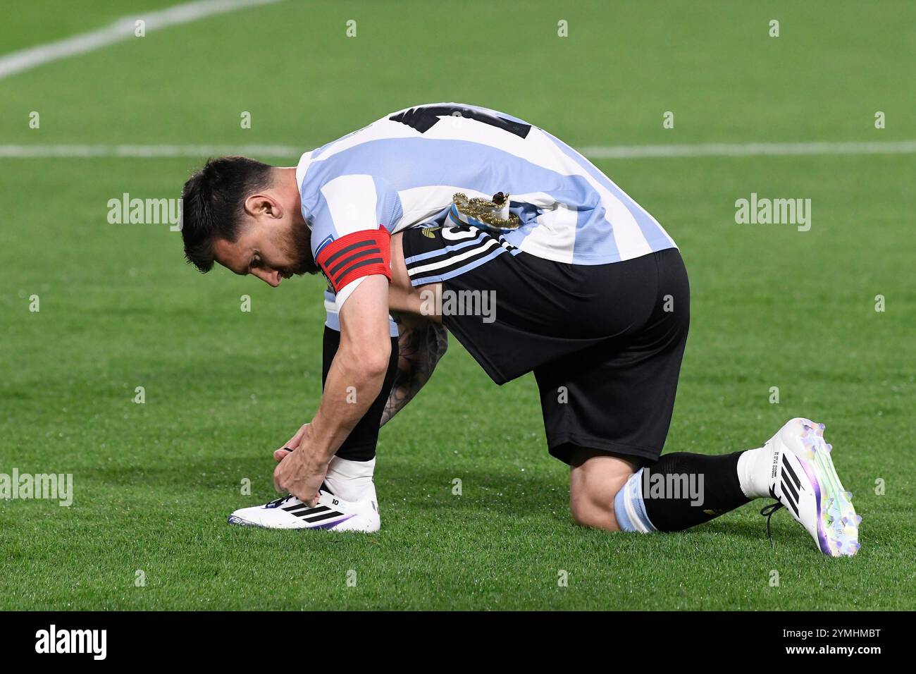 BUENOS AIRES, ARGENTINIEN - 19. NOVEMBER: Lionel Messi aus Argentinien schickt adidas Fußballschuhe während der Qualifikation der Südamerikanischen FIFA-Weltmeisterschaft 2026 Stockfoto