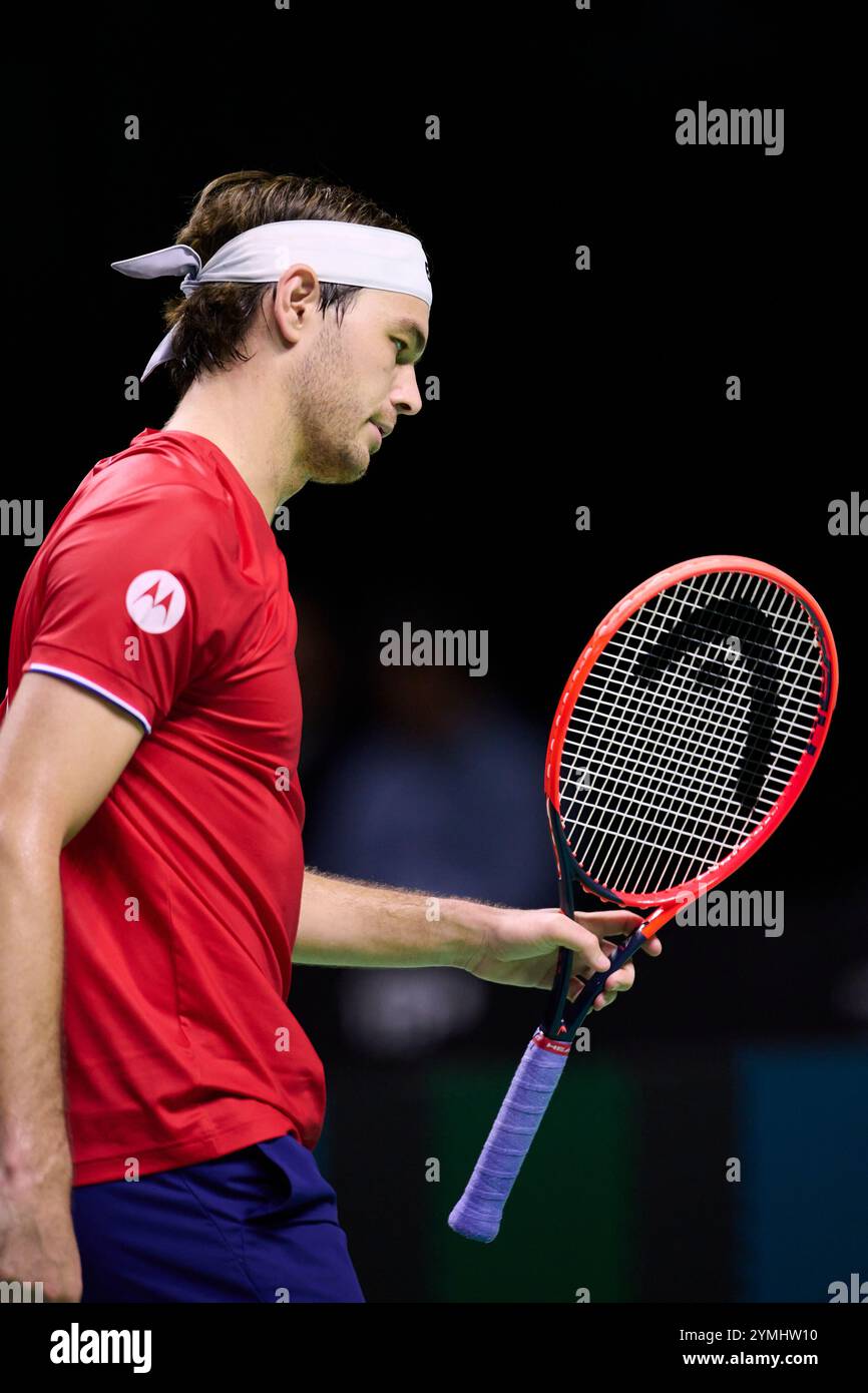 Malaga, Spanien. November 2024. MALAGA, SPANIEN – 21. NOVEMBER: Taylor Fritz vom Team USA trifft im Viertelfinale zwischen den USA und Australien im Palacio de Deportes Jose Maria Martin Carpena am 21. November 2024 in Malaga, Spanien, gegen Alex de Minaur aus Australien. (Foto von Francisco Macia/Photo Players Images/Magara Press) Credit: Magara Press SL/Alamy Live News Stockfoto