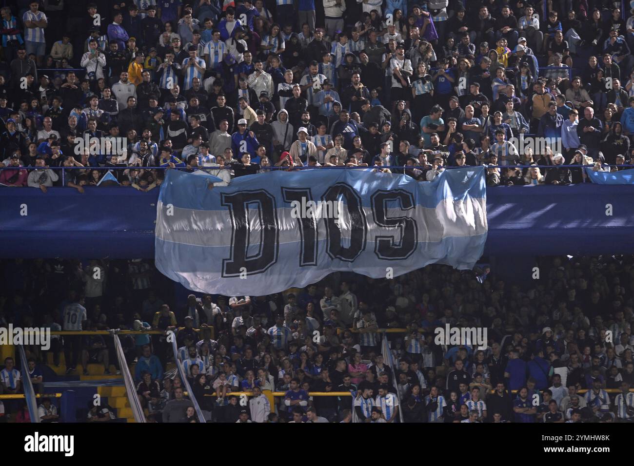 BUENOS AIRES, ARGENTINIEN - 19. NOVEMBER: Argentinische Flagge mit Dios, D10S-Zeichen während des Qualifikationsspiels der südamerikanischen FIFA Fussball-Weltmeisterschaft 2026 zwischen Arg Stockfoto