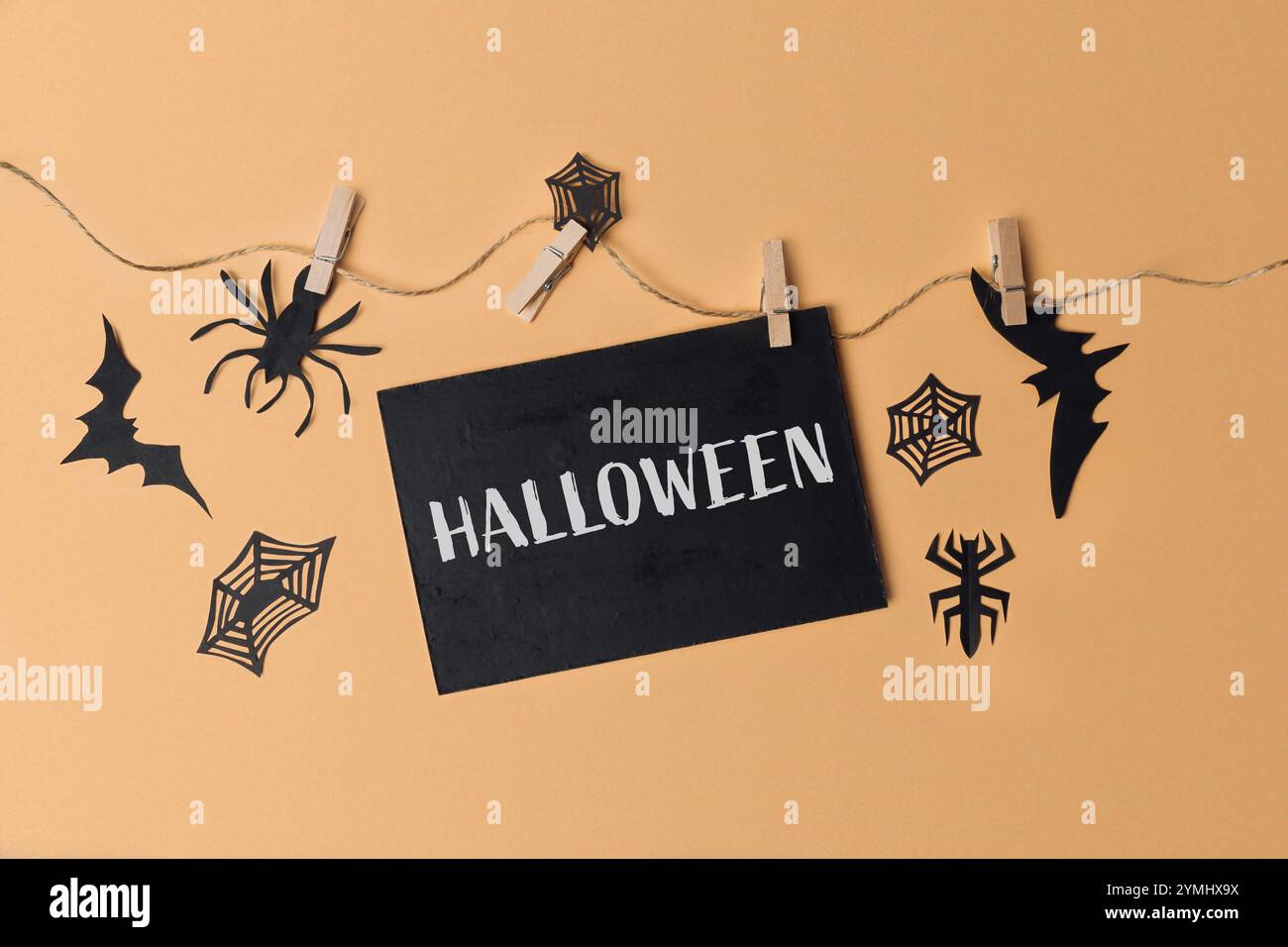 Halloween ist ein gruseliger Feiertag, der am 31. Oktober gefeiert wird. Es ist die Zeit, sich in Kostümen zu kleiden, Kürbisse zu schnitzen und „Trick-or-Treat“ zu machen Stockfoto