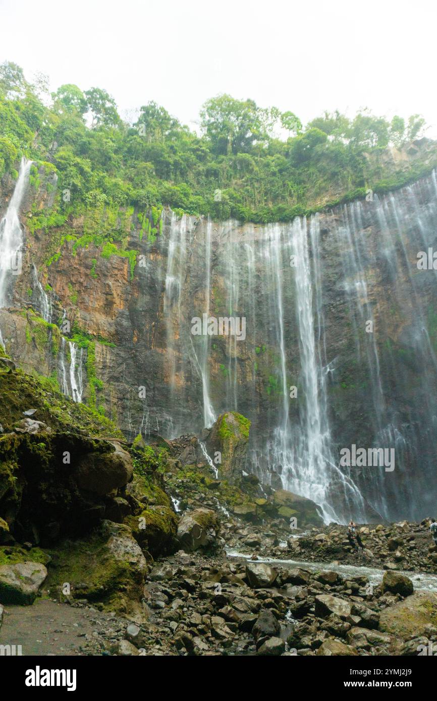 Die atemberaubende Aussicht auf den Tumpak Sewu Wasserfall in Indonesien Stockfoto