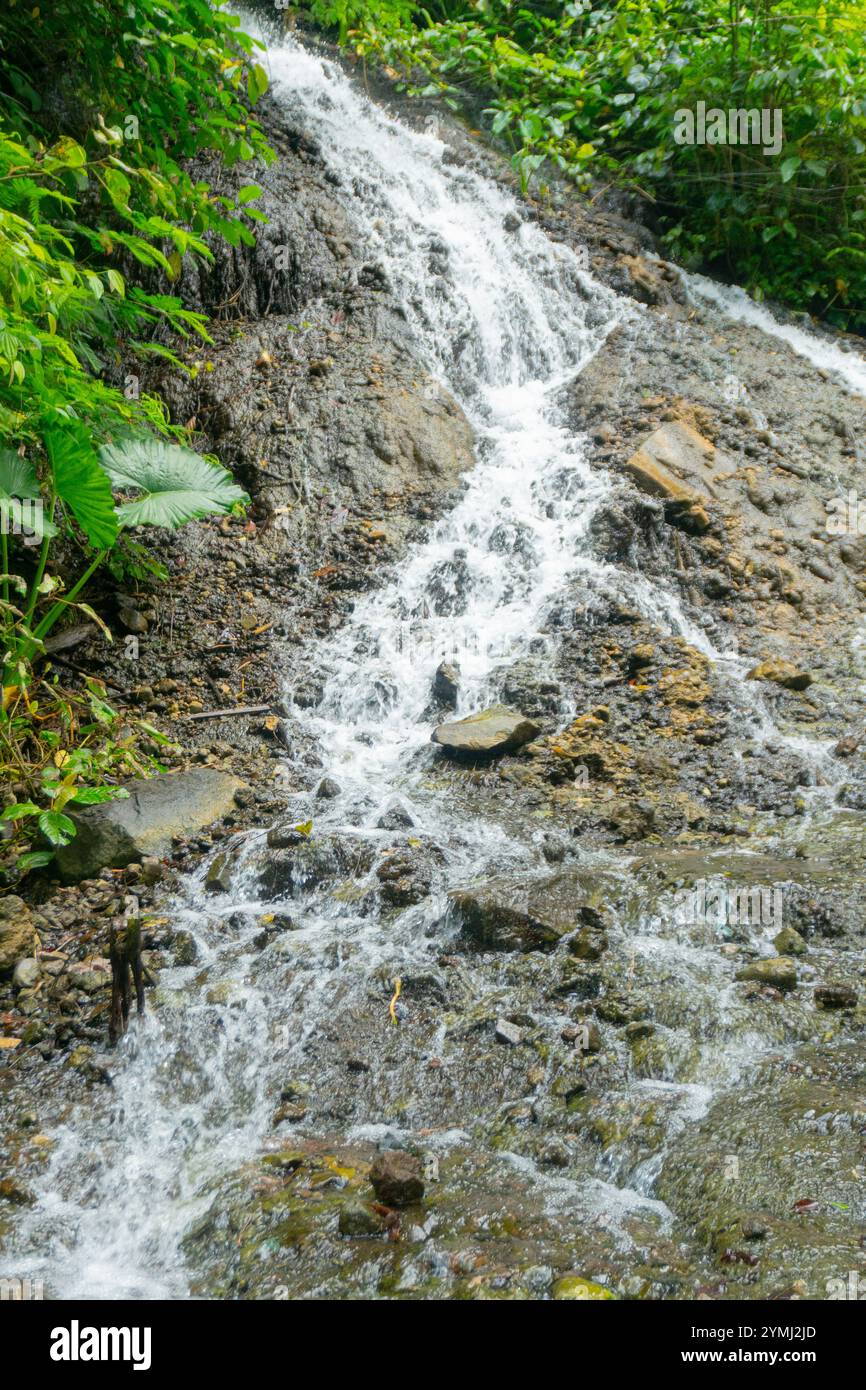 Kleiner Wasserfall auf dem Weg zum Tumpak Sewu Wasserfall in Indonesien Stockfoto