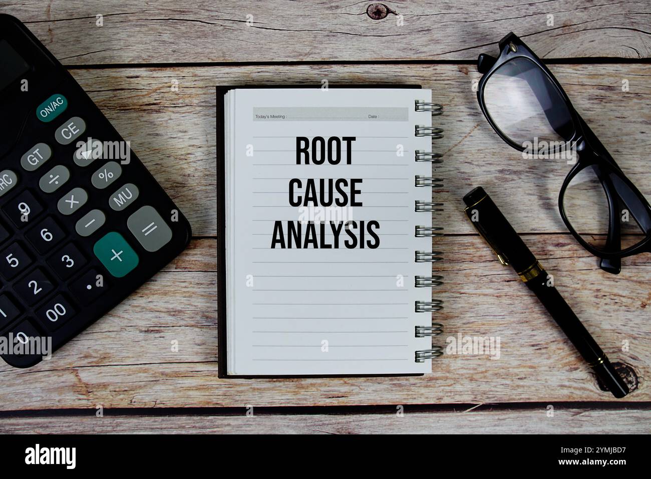 Text zur Ursachenanalyse (RCA) auf Notizblock, Hintergrund für Business and Financial Concept Stockfoto