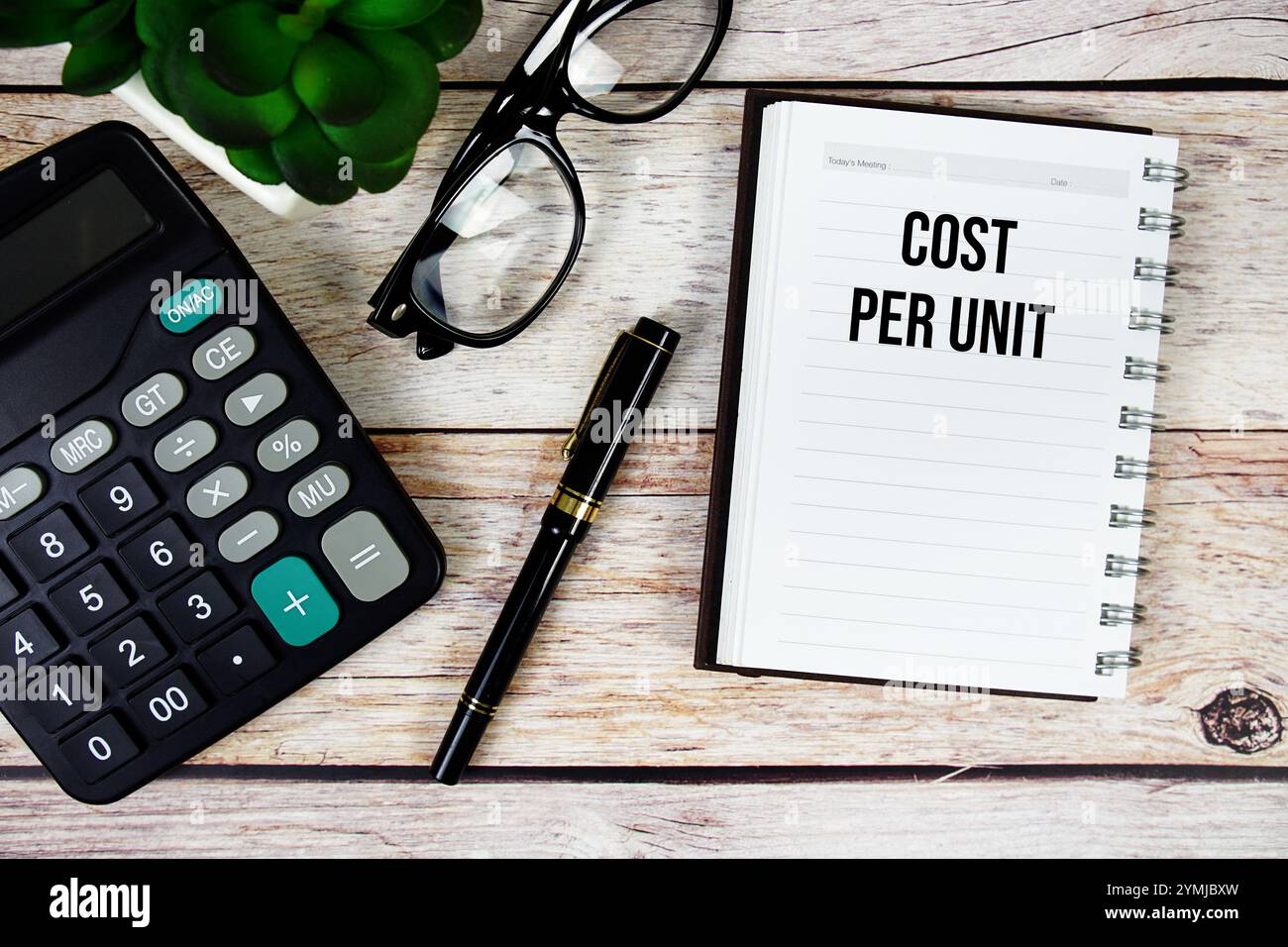 CPU-Text (Cost per Unit) auf Notizblock, Hintergrund für Business and Financial Concept Stockfoto