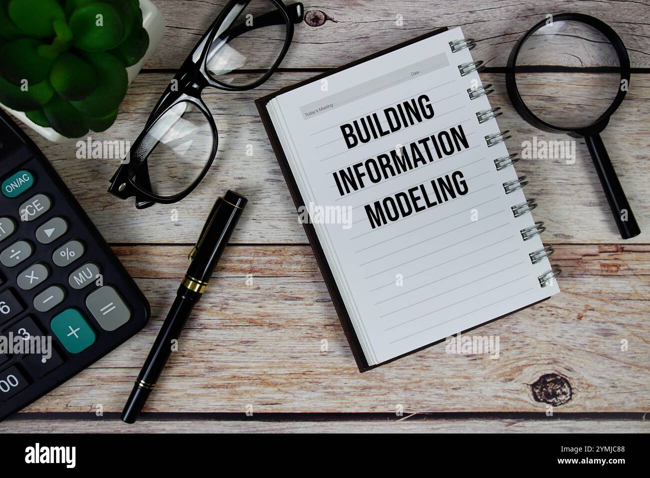 BIM-Text (Building Information Modeling) auf Notizblock, Hintergrund für Business and Financial Concept Stockfoto