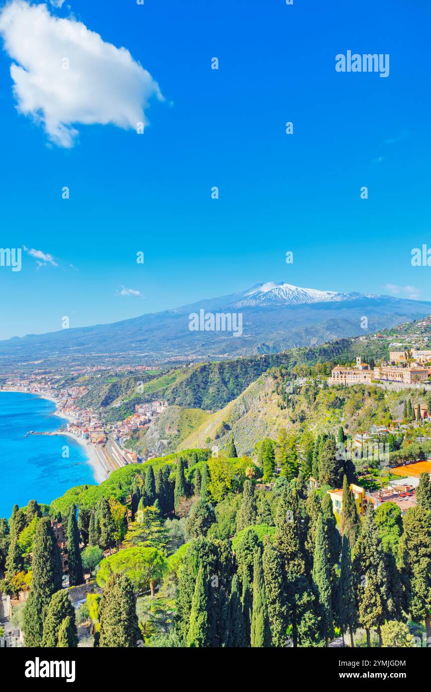 Blick auf die ionische Küste und den Ätna in der Ferne, Taormina, Sizilien, Italien Stockfoto