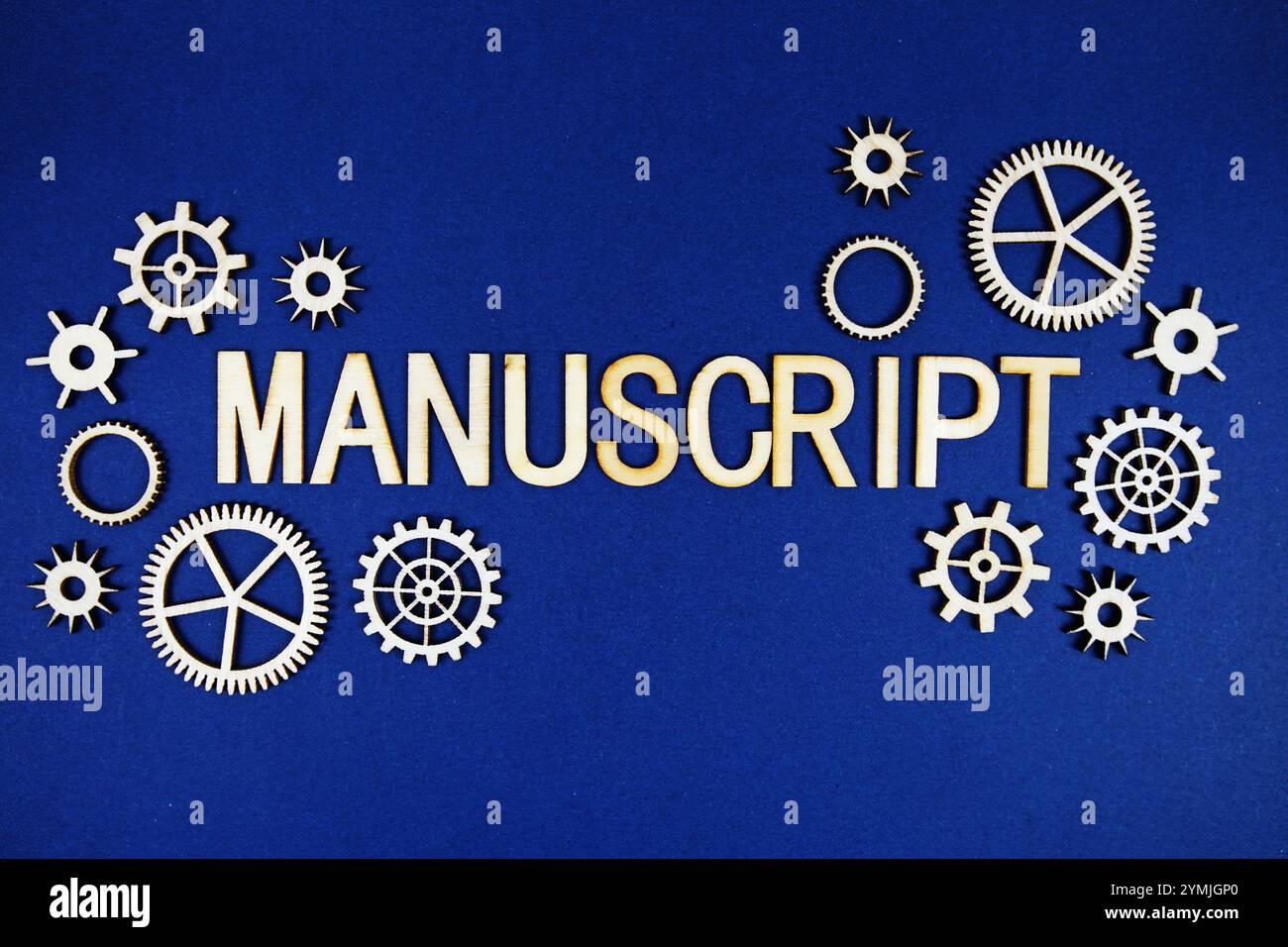 Manuskriptbuchstaben mit Zahnrädern auf marineblauem Hintergrund Stockfoto