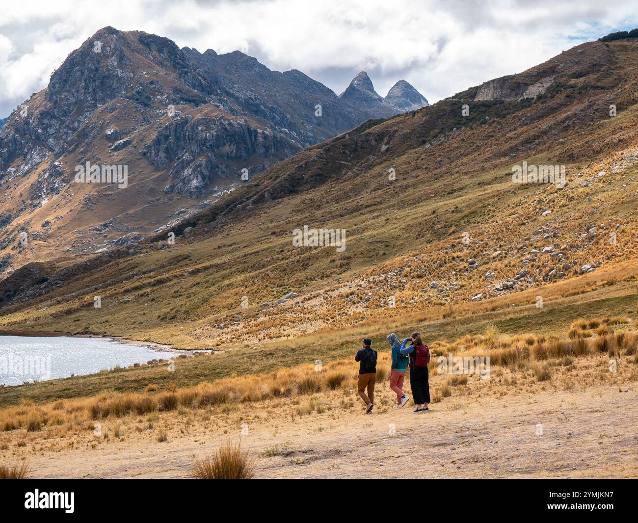 Ancash, Peru - 25. Juli 2024: Kanadische Touristen spazieren und fotografieren um die Querococha Lagune Stockfoto