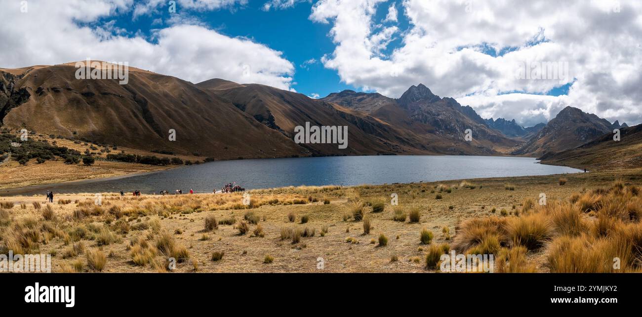 Wasser mit glazialer Herkunft in der Cordillera Blanca in Ancash, Peru, bekannt als Querococha Lagune, Dunkelgrün in Volor und mit einigen Polylepis Groves Arou Stockfoto