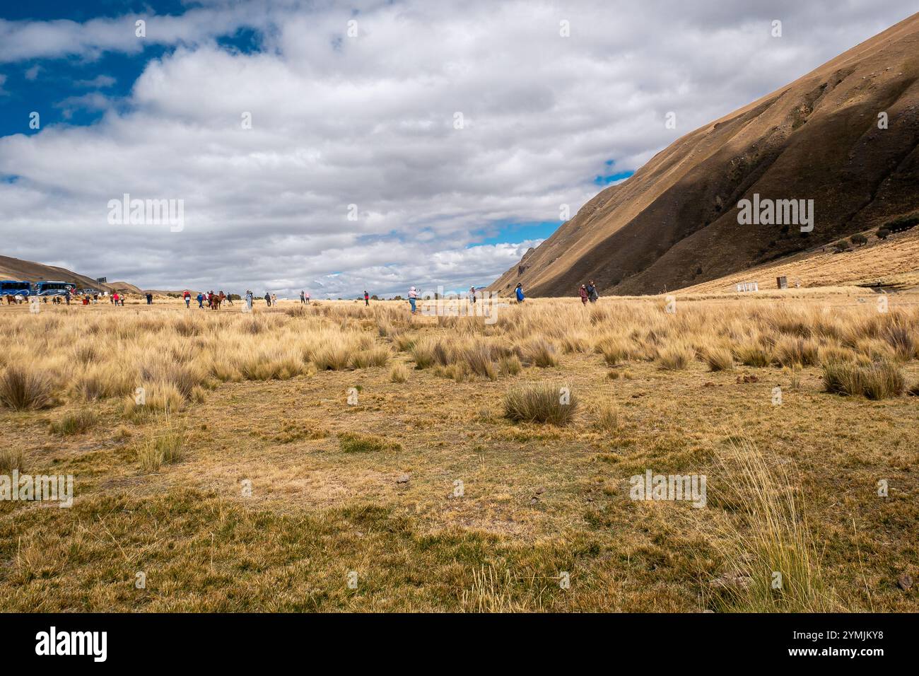 Ancash, Peru - 25. Juli 2024: Touristen machen Fotos in der Nähe der Querococha Lagune an einem bewölkten und sonnigen Tag Stockfoto