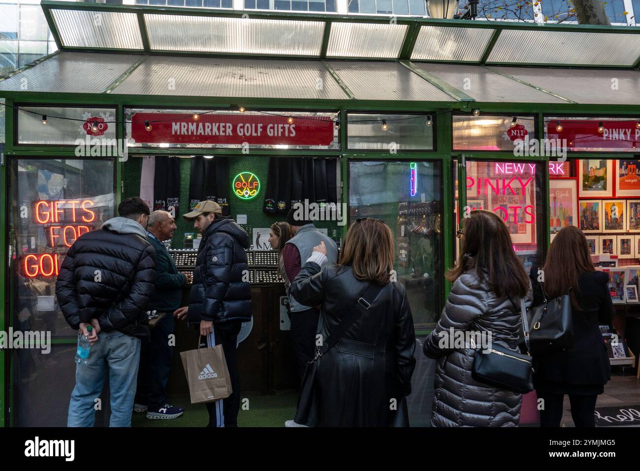 Das Winter Village, gesponsert von der Bank of America, ist ein beliebtes Urlaubsziel im Bryant Park, New York City, USA 2024 Stockfoto