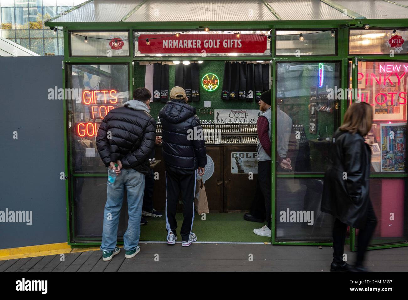 Das Winter Village, gesponsert von der Bank of America, ist ein beliebtes Urlaubsziel im Bryant Park, New York City, USA 2024 Stockfoto