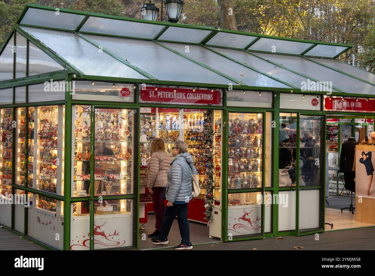 Das Winter Village, gesponsert von der Bank of America, ist ein beliebtes Urlaubsziel im Bryant Park, New York City, USA 2024 Stockfoto