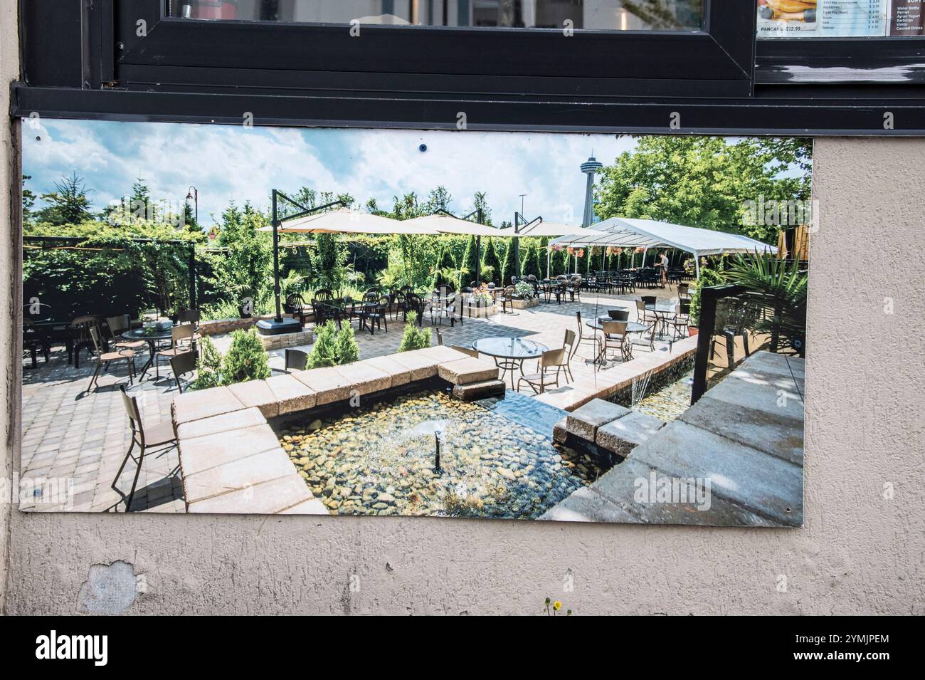 Bild: Essen auf der Gartenterrasse in Casablanca an der Victoria Avenue in Niagara Falls, Ontario, Kanada Stockfoto