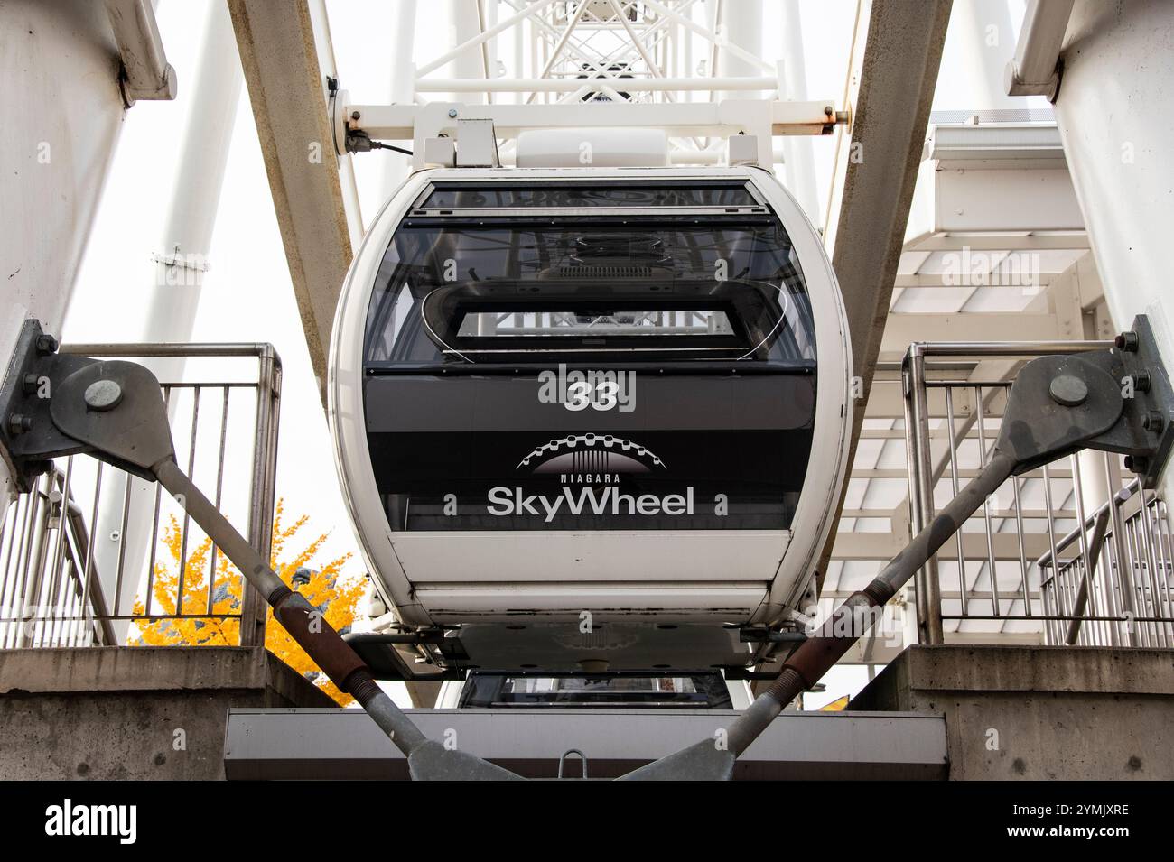 Sky Wheel Passagierabteile am Clifton Hill in Niagara Falls, Ontario, Kanada Stockfoto