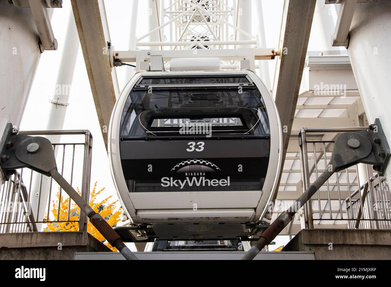 Sky Wheel Passagierabteile am Clifton Hill in Niagara Falls, Ontario, Kanada Stockfoto