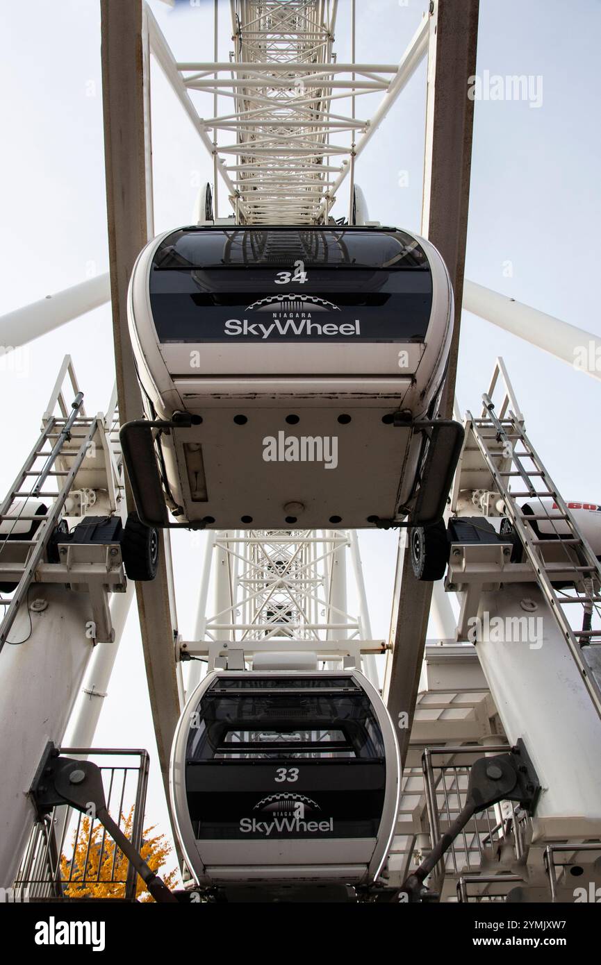 Sky Wheel Passagierabteile am Clifton Hill in Niagara Falls, Ontario, Kanada Stockfoto