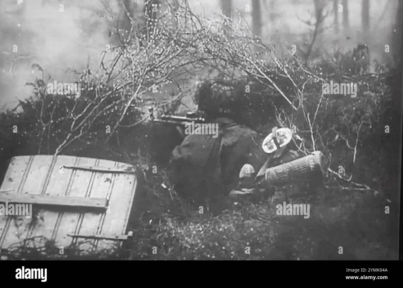 2. Weltkrieg Schwarzweißfoto deutscher Soldat feuert mit seinem Sturmgewehr MP44 in Ostpreußen 1945 auf anrückende russische Truppen Stockfoto