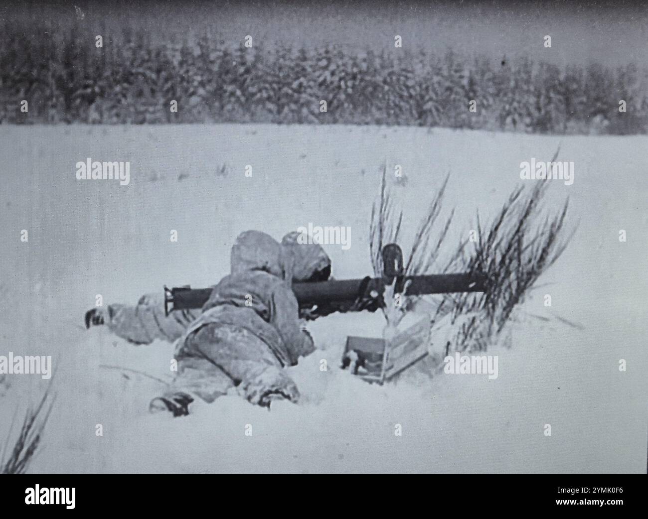 2. Weltkrieg Schwarzweißfoto deutsche Soldaten in Snow Camo mit einem Panzerschreck (Bazooka) an der Ostfront 1945 Stockfoto