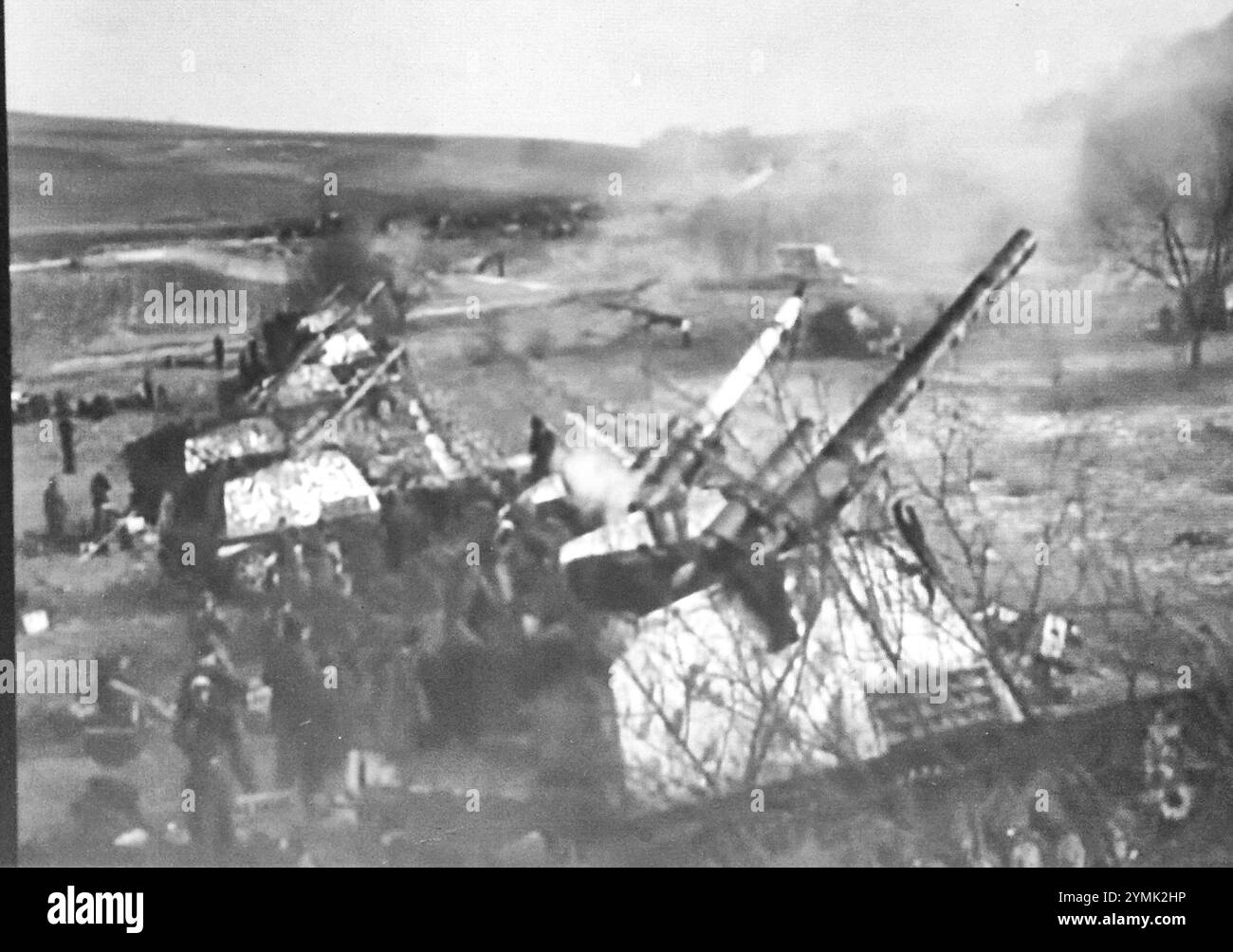 2. Weltkrieg zwei Schwarzweißfotos Deutsche selbstfahrende 15-cm-Artillerie (Hummel) feuert auf russische Stellungen während des unglückseligen Versuchs, die Belagerung von Budapest am 1. Januar 1945 zu durchbrechen Stockfoto