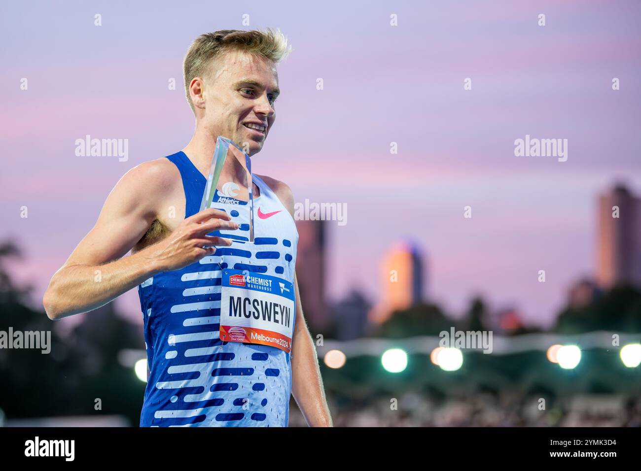 Der australische Läufer und Olympiasieger Stewart McSweyn posierte mit der Trophäe während des Maurie Plant Meeting Melbourne im Lakeside Stadium 2024. World Athletics Continental Tour Gold Meet. Stockfoto