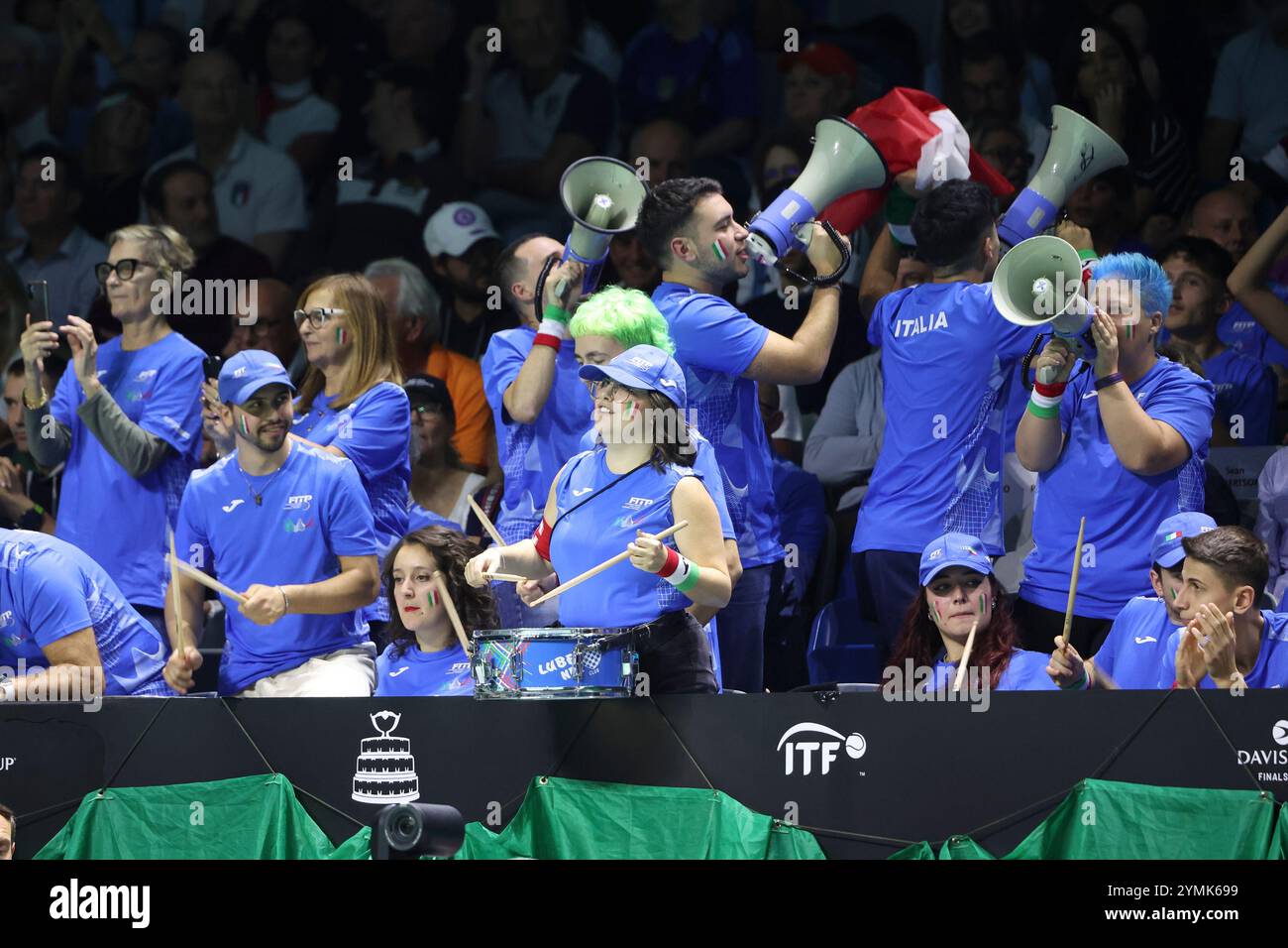 Malaga, Espagne. November 2024. Fans Italiens beim Davis Cup Finals 2024 im Viertelfinale zwischen Italien und Argentinien im Palacio de Deportes Jose Maria Martin Carpena am 21. November 2024 in Malaga, Spanien - Foto Jean Catuffe/DPPI Credit: DPPI Media/Alamy Live News Stockfoto