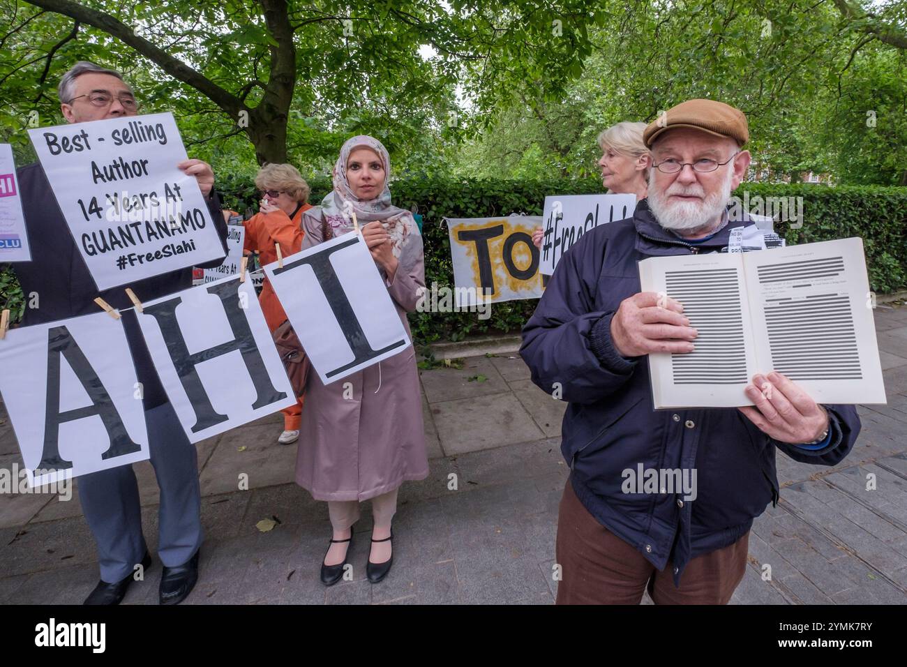 Juni 2016, London, UK. Der heutige monatliche "Shut Guantanamo"-Protest vor der US-Botschaft in London enthielt Lesungen aus dem stark redigierten Bestseller "Guantanamo Diary" des mauretanischen Gefangenen Mohamedou Ould Slahi, der 20 nach einem Identitätsfehler verhaftet wurde Stockfoto