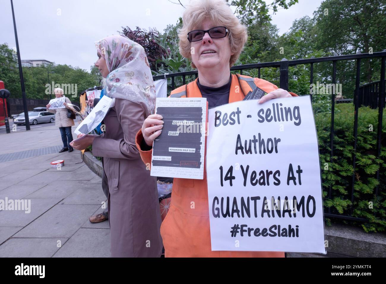 Juni 2016, London, UK. Der heutige monatliche "Shut Guantanamo"-Protest vor der US-Botschaft in London enthielt Lesungen aus dem stark redigierten Bestseller "Guantanamo Diary" des mauretanischen Gefangenen Mohamedou Ould Slahi, der 20 nach einem Identitätsfehler verhaftet wurde Stockfoto