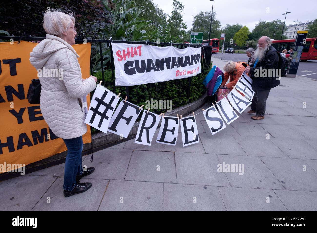 Juni 2016, London, UK. Der heutige monatliche "Shut Guantanamo"-Protest vor der US-Botschaft in London enthielt Lesungen aus dem stark redigierten Bestseller "Guantanamo Diary" des mauretanischen Gefangenen Mohamedou Ould Slahi, der 20 nach einem Identitätsfehler verhaftet wurde Stockfoto