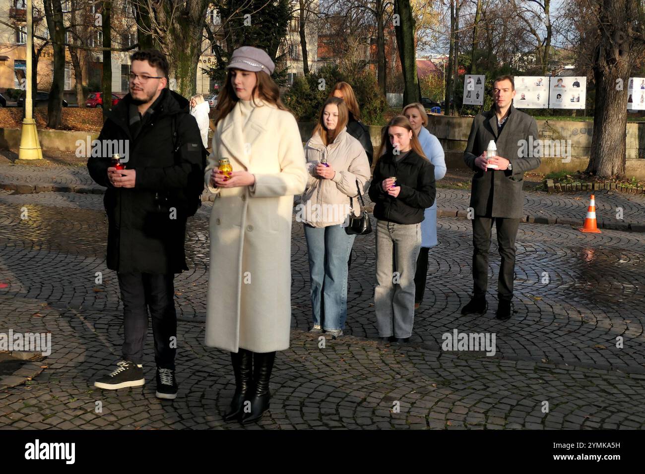 Nicht exklusiv: USCHHOROD, UKRAINE - 21. NOVEMBER 2024 - Studenten halten Kerzen während der Blumenkriegszeremonie an der Gedenkstätte für die Fre-Kämpfer Stockfoto