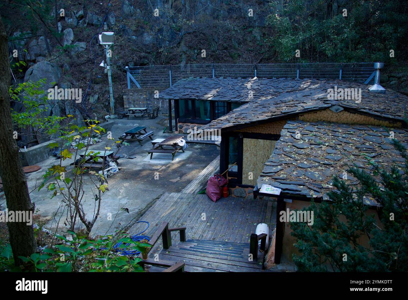 Yangyang County, Südkorea - 3. November 2024: Das Lighthouse Cafe mit seinen schieferbedeckten Dächern und Picknicktischen befindet sich in einer ruhigen Umgebung Stockfoto
