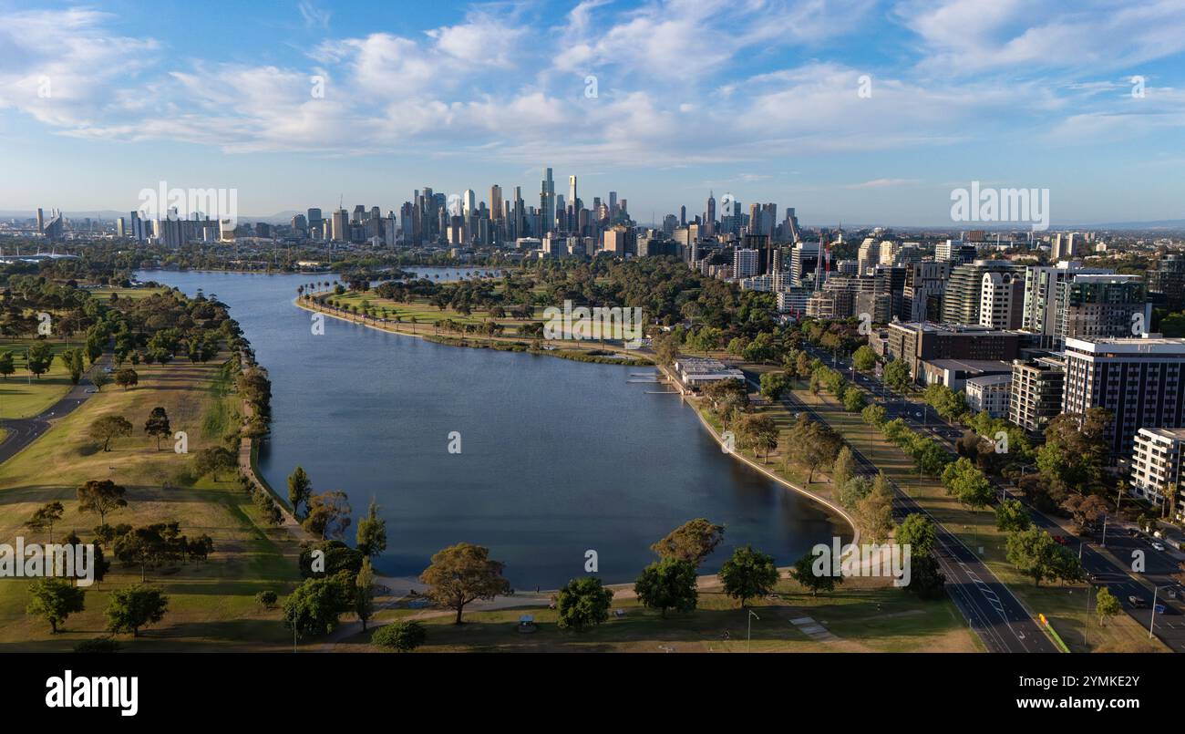 Melbourne Australien. Skyline von Melbourne mit Albert Park Lake im Vordergrund. Stockfoto