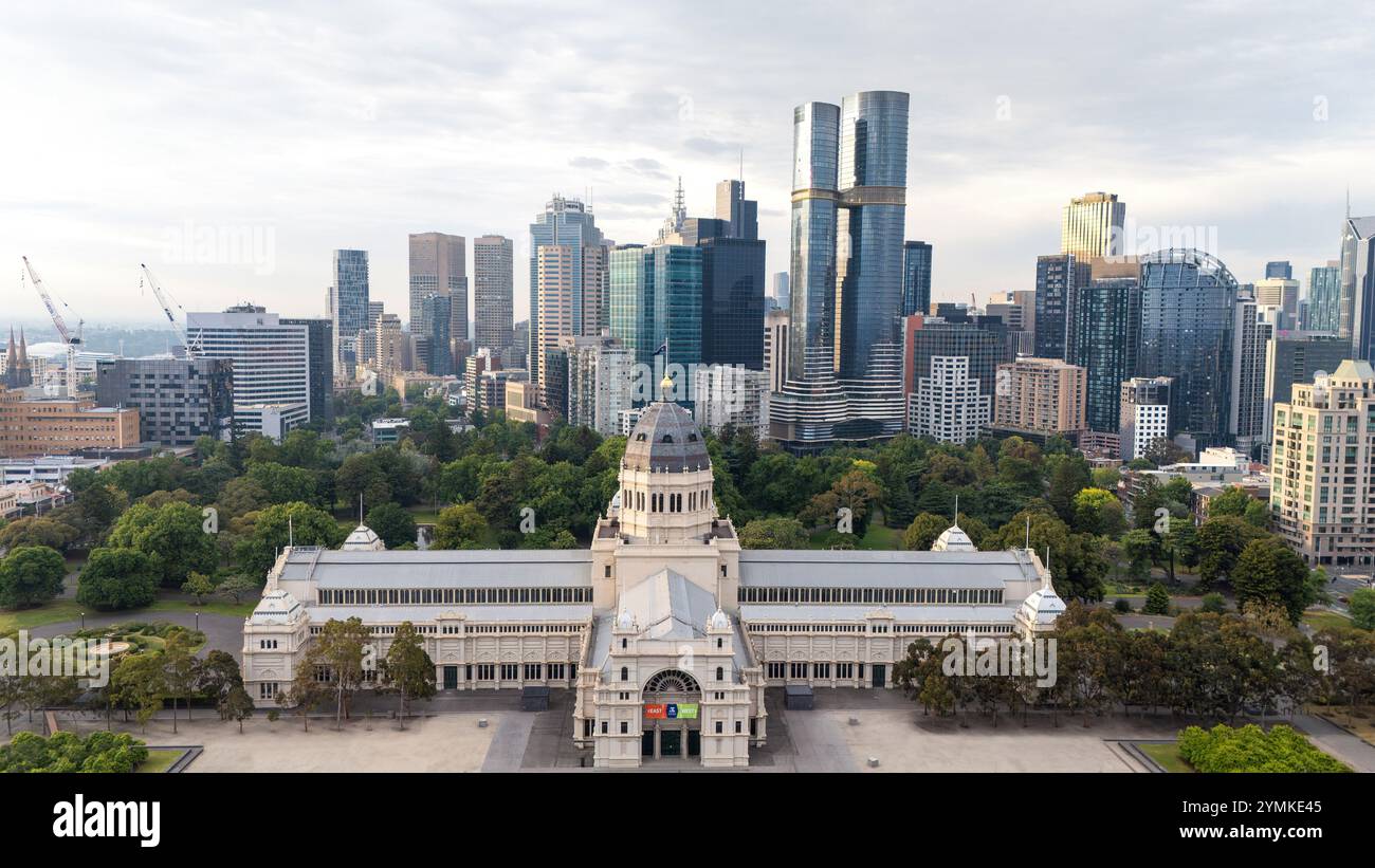 Melbourne Australien. Das Royal Exhibition Building ist ein zum UNESCO-Weltkulturerbe gehörendes Gebäude in den Carlton Gardens in Melbourne. Stockfoto