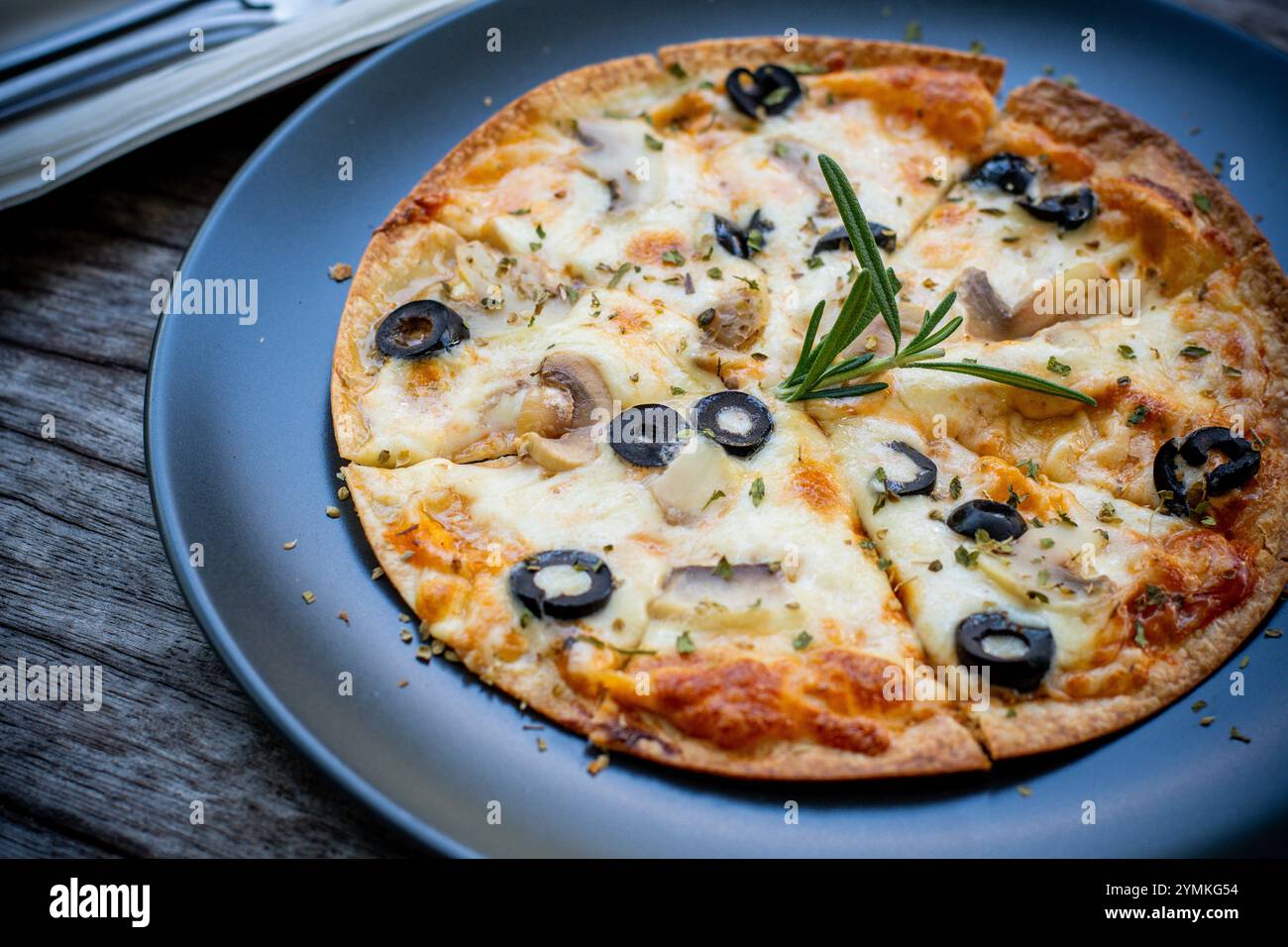 Hausgemachte Pizza mit Shiitake-Pilzen Stockfoto