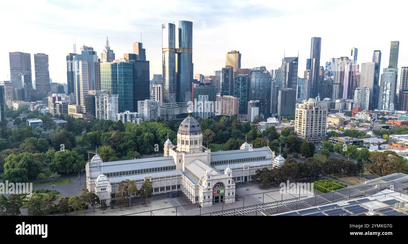 Melbourne Australien. Das Royal Exhibition Building ist ein zum UNESCO-Weltkulturerbe gehörendes Gebäude in den Carlton Gardens in Melbourne. Stockfoto