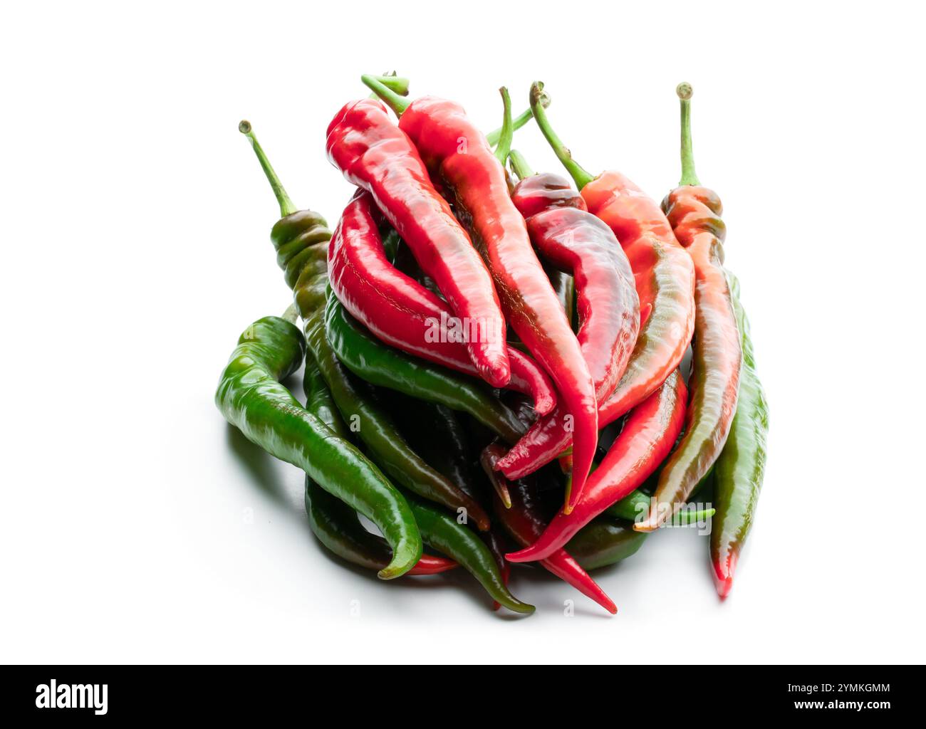 Eine Gruppe von hausgemachten roten, frischen Chilischoten, isoliert auf weiß Stockfoto Eine Gruppe von hausgemachten roten, frischen Chilischoten, isoliert auf weiß Stockfoto