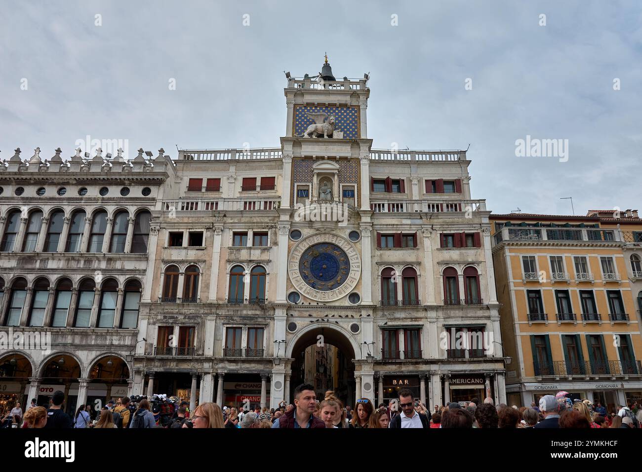 Venice,Italy;Oktober,17,2024: Die Fassade eines historischen Gebäudes in Venedig zeigt den architektonischen Reichtum Stockfoto