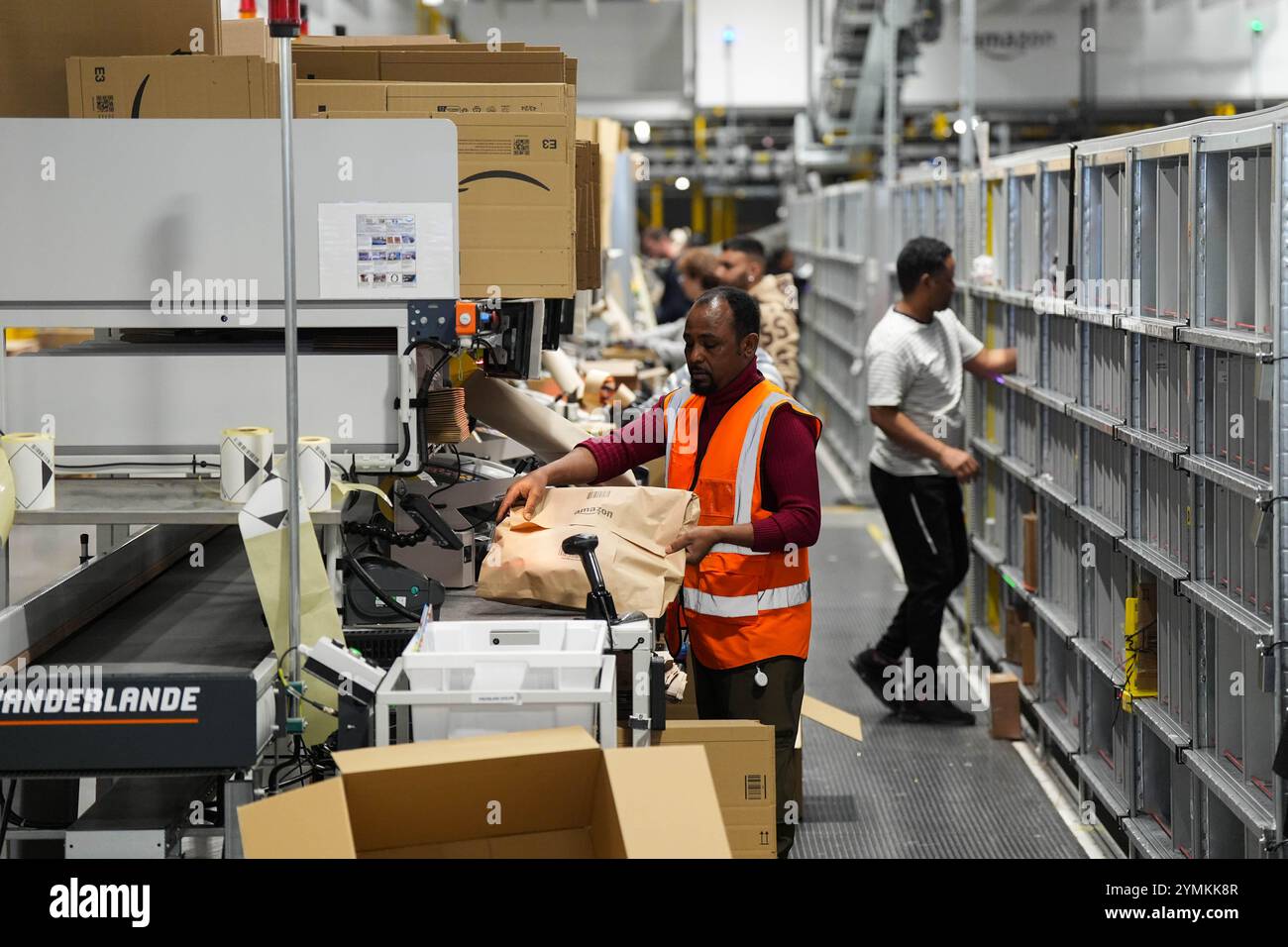 Mitarbeiter im Versandzentrum von Amazon in Sutton Coldfield, Birmingham, bereiten Bestellungen vor dem Black Friday am 29. November vor. Bilddatum: Donnerstag, 21. November 2024. Stockfoto