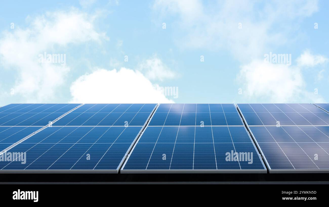 Luftaufnahme von Solarzellen vor bewölktem blauen Himmel. Konzept der alternativen Energie, nachhaltige Ressourcen. Haus mit Solarpaneelen, eigenständiges Foto Stockfoto