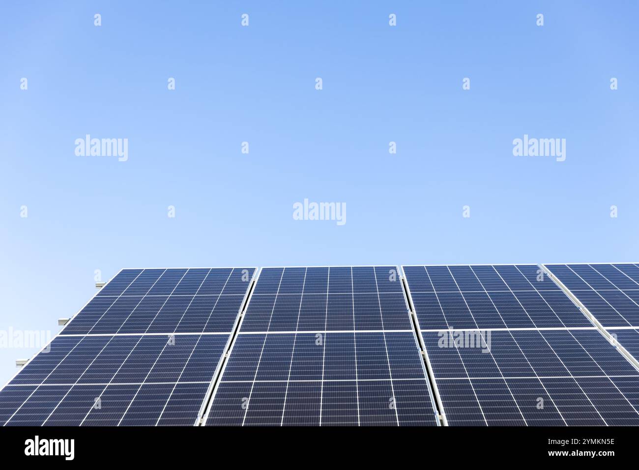 Luftaufnahme von Solarzellen auf klarem blauem Himmelhintergrund. Konzept der alternativen Energie. Modernes Haus mit Solarpaneelen Stand-alone Photovoltaik pla Stockfoto