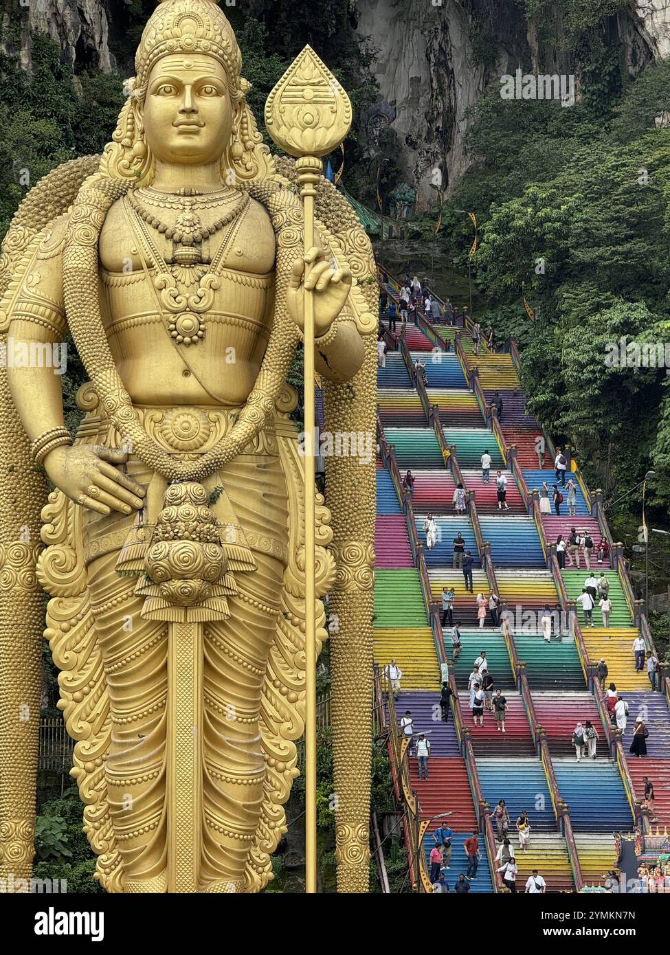 Kuala Lumpur, Malaysia. November 2024. Touristen und Einheimische laufen die 272 bunt bemalten steilen Stufen hinauf und hinunter zu den Batu Caves. Rund 15 Kilometer von Kuala Lumpur entfernt, sind die Steinhöhlen, die Batu-Höhlen, wahrscheinlich eine der interessantesten und berühmtesten Sehenswürdigkeiten Malaysias. Quelle: Peter Kneffel/dpa/Alamy Live News Stockfoto