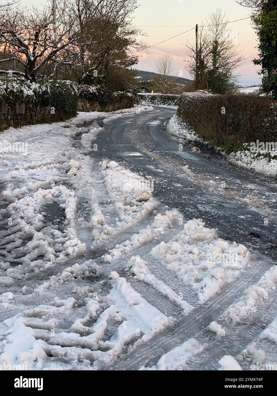 Doddiscombsleigh, Devon, Großbritannien. November 2024. Wetter in Großbritannien: Sonnenaufgang über tückischen Eisstraßen nach starkem Schneefall in Doddiscombsleigh, Devon. Hinweis: Nidpor/Alamy Live News Stockfoto