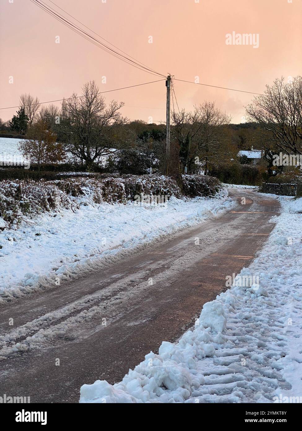 Doddiscombsleigh, Devon, Großbritannien. November 2024. Wetter in Großbritannien: Sonnenaufgang über tückischen Eisstraßen nach starkem Schneefall in Doddiscombsleigh, Devon. Hinweis: Nidpor/Alamy Live News Stockfoto