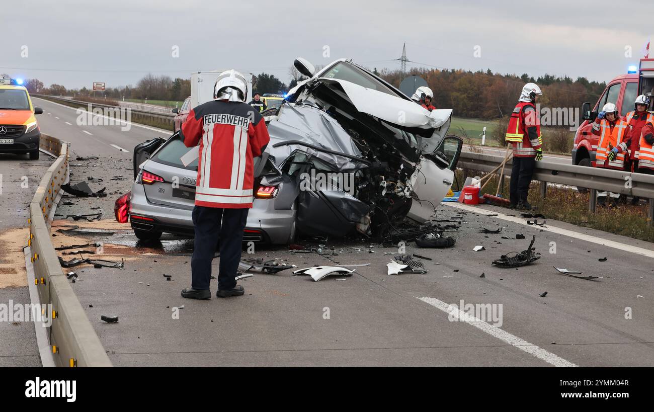 Meerane, Deutschland. November 2024. Rettungsdienste arbeiten am Unfallort auf der Autobahn A4, wo ein Auto über die zentrale Absturzsperre in den entgegenkommenden Verkehr gefahren ist. Nach Angaben der Polizei und eines dpa-Reporters am Tatort wurde eine Person getötet. Quelle: Bodo Schackow/dpa/Alamy Live News Stockfoto