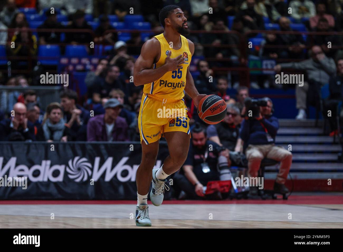 David de Julius #55 von Maccabi Playtika Tel Aviv in Aktion während der EuroLeague 2024/25 in der regulären Saison Runde 11 zwischen EA7 Emporio Armani Milan und Maccabi Playtika Tel Aviv im Unipol Forum. Endergebnis EA7 Emporio Armani Mailand 98 | 86 Maccabi Playtika Tel Aviv Stockfoto