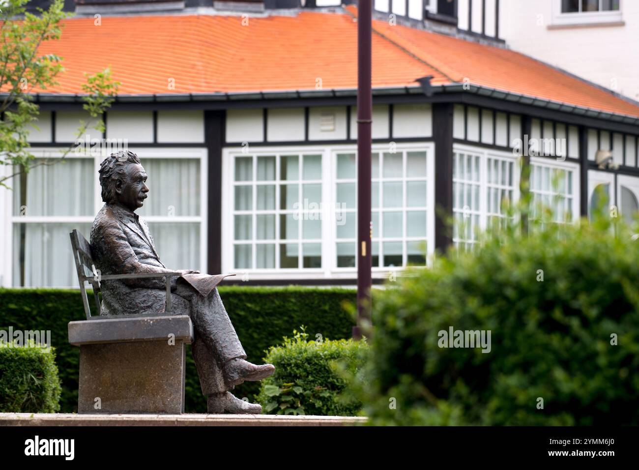 Standbeeld Albert Einstein (Statue der Albert-Einstein-Bank) vor der Villa Le Coeur Volant, Restaurant, das Einstein während seines Aufenthalts in de Haan besuchte Stockfoto