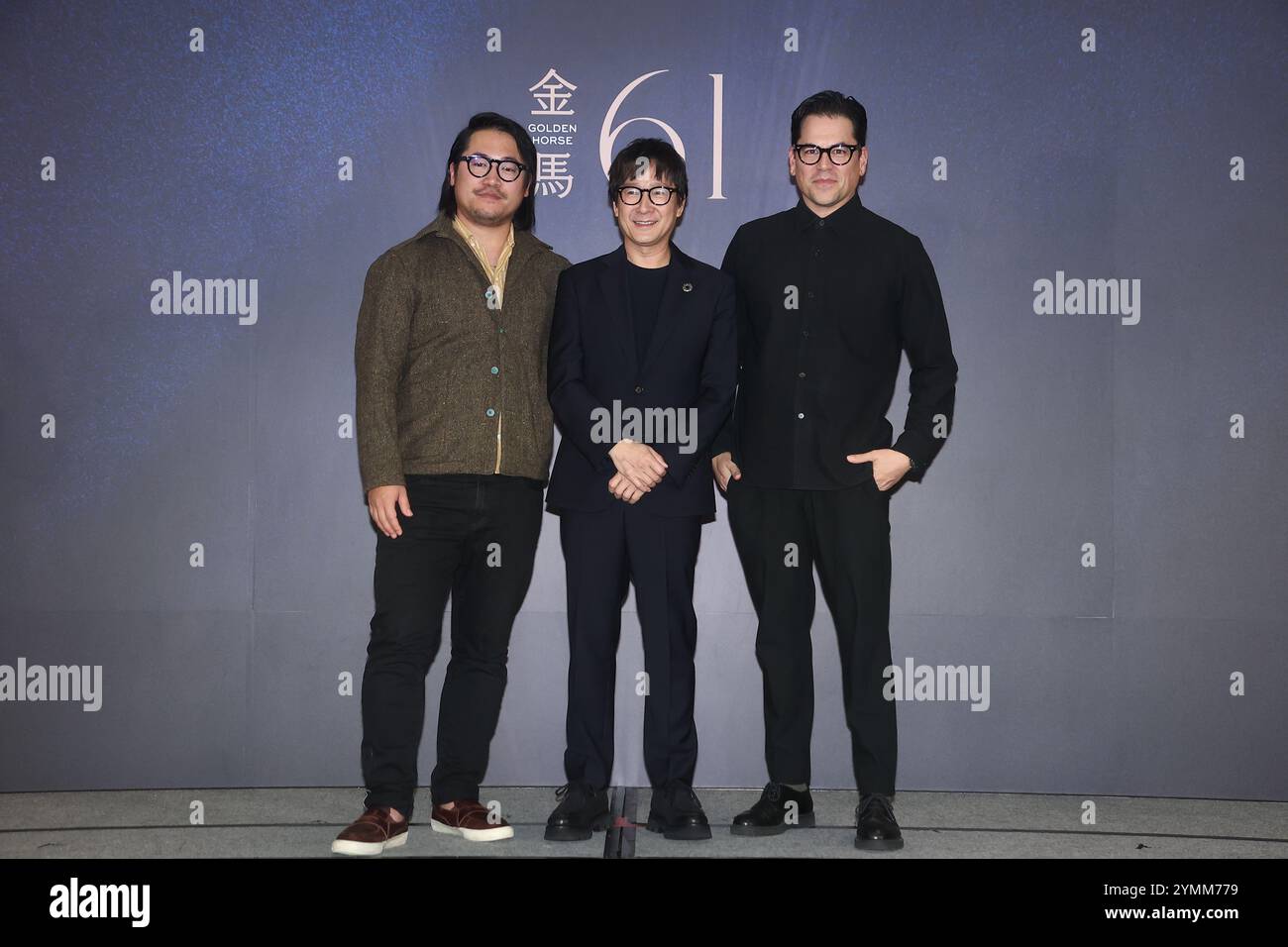 TAIPEI, CHINA - 22. NOVEMBER 2024 - die Schauspieler Jonathan Wang und Ke Huy Quan und der Regisseur Daniel M. Kwan nehmen an der Gastpressekonferenz der 61. Gol Teil Stockfoto