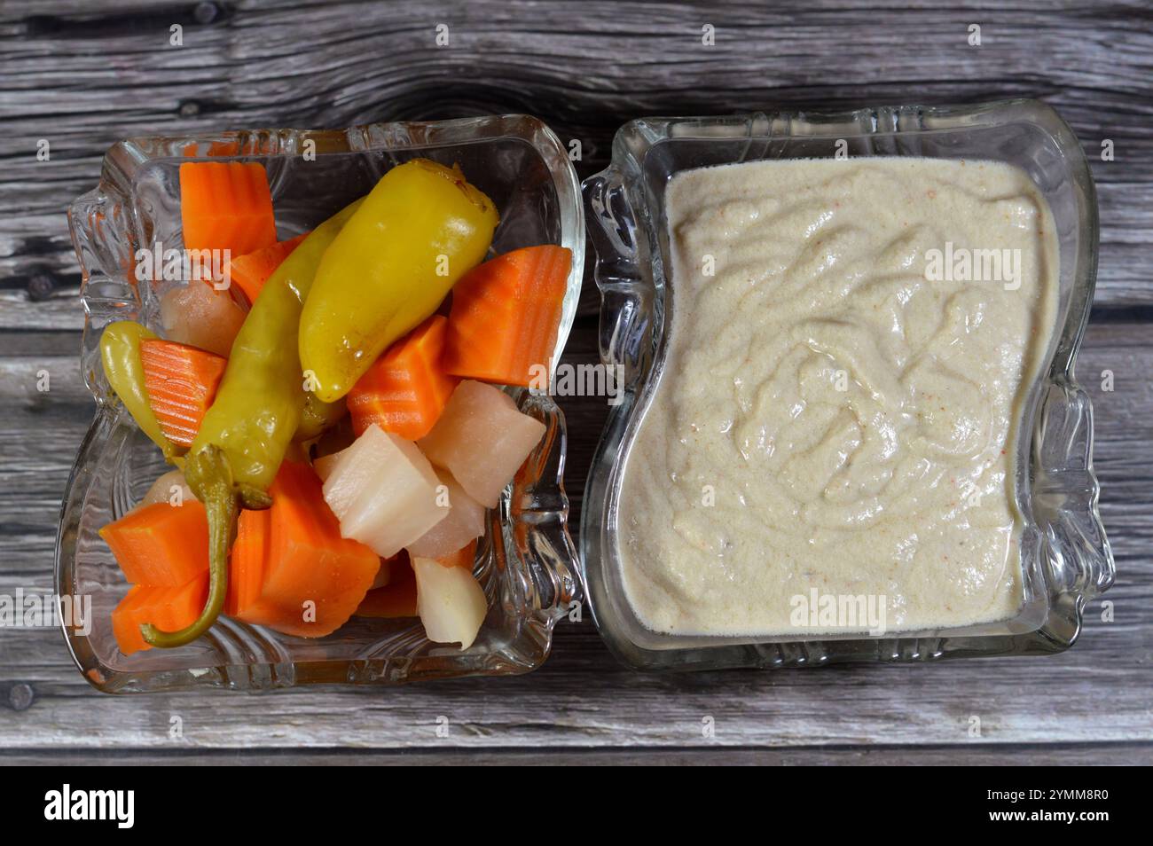 Ägyptische östliche Vorspeisen von Tahini Tahina, einem Gewürz aus dem Nahen Osten, das aus geröstetem gemahlenem geschältem Sesam und mariniertem Gemüse (Tor Stockfoto